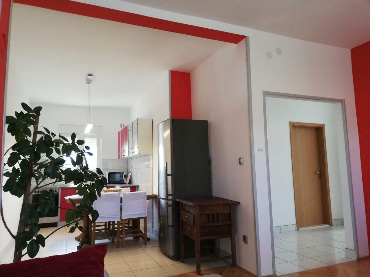 Spacious Family Apartment With Parking In The Shade And Barbecue House ชิเบนิก ภายนอก รูปภาพ