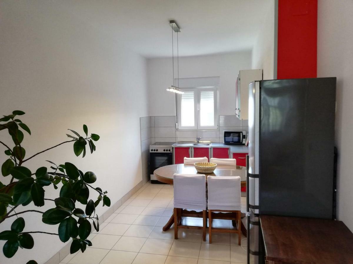 Spacious Family Apartment With Parking In The Shade And Barbecue House ชิเบนิก ภายนอก รูปภาพ