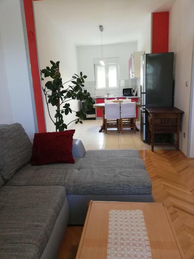 Spacious Family Apartment With Parking In The Shade And Barbecue House ชิเบนิก ภายนอก รูปภาพ
